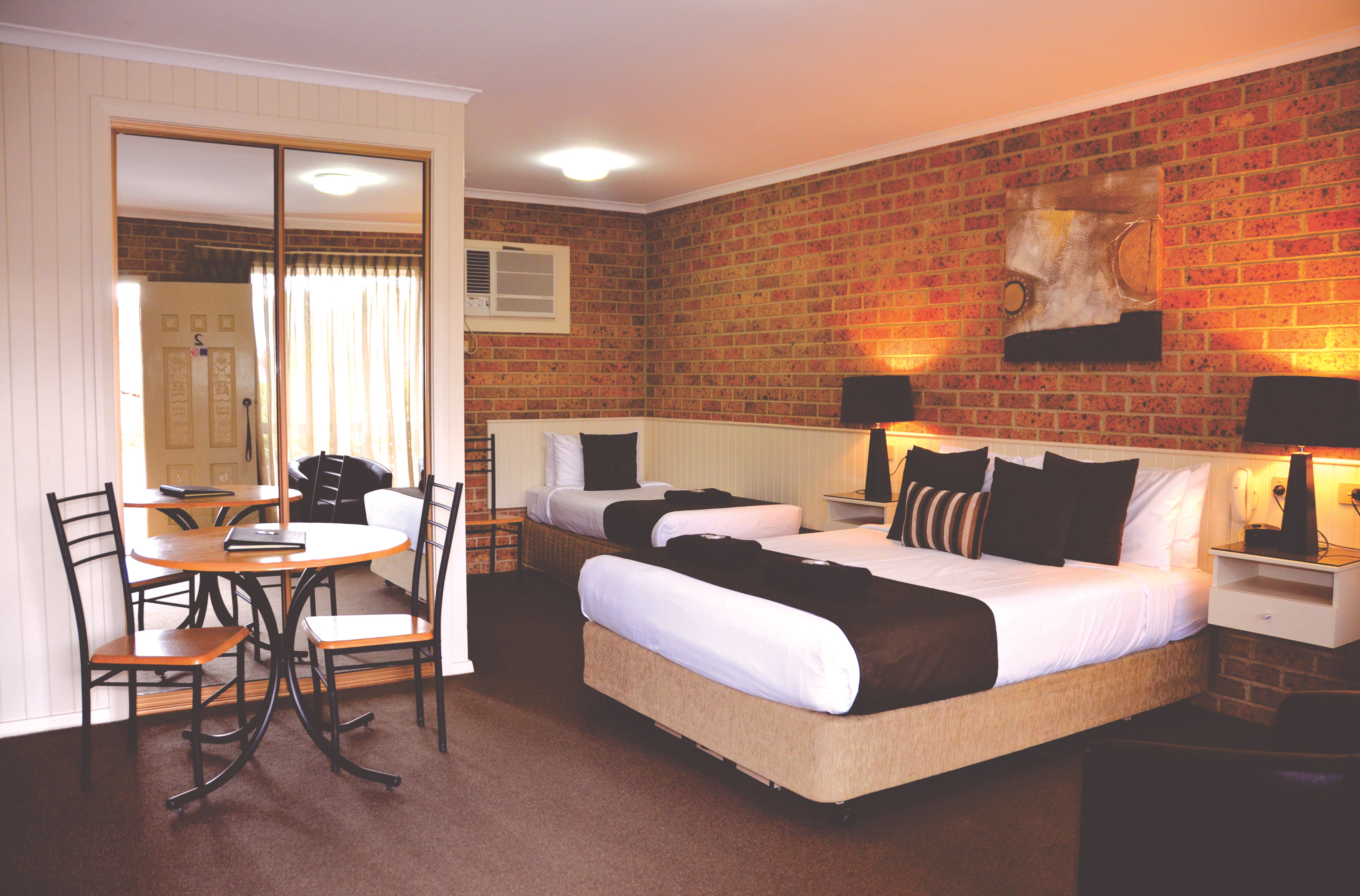TWIN ROOM